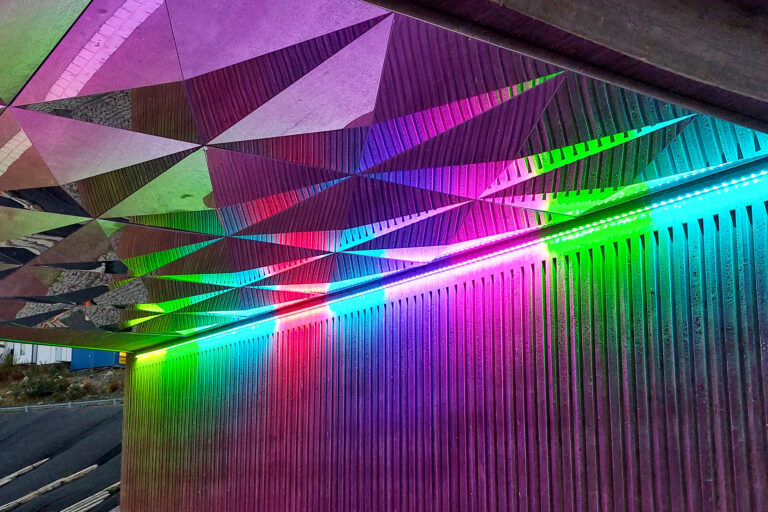 Sillan alikulku, jossa loistavat sateenkaaren värit.
