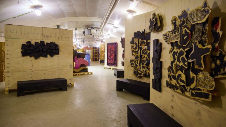 Lukuisia taideteoksia.