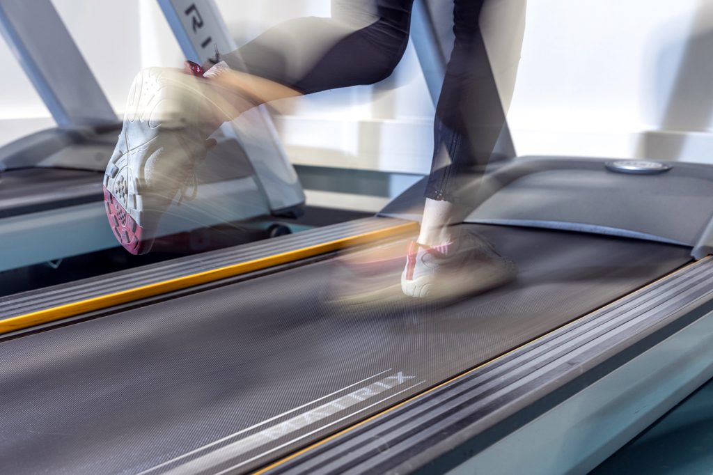 Juoksija juoksee juoksumatolla.