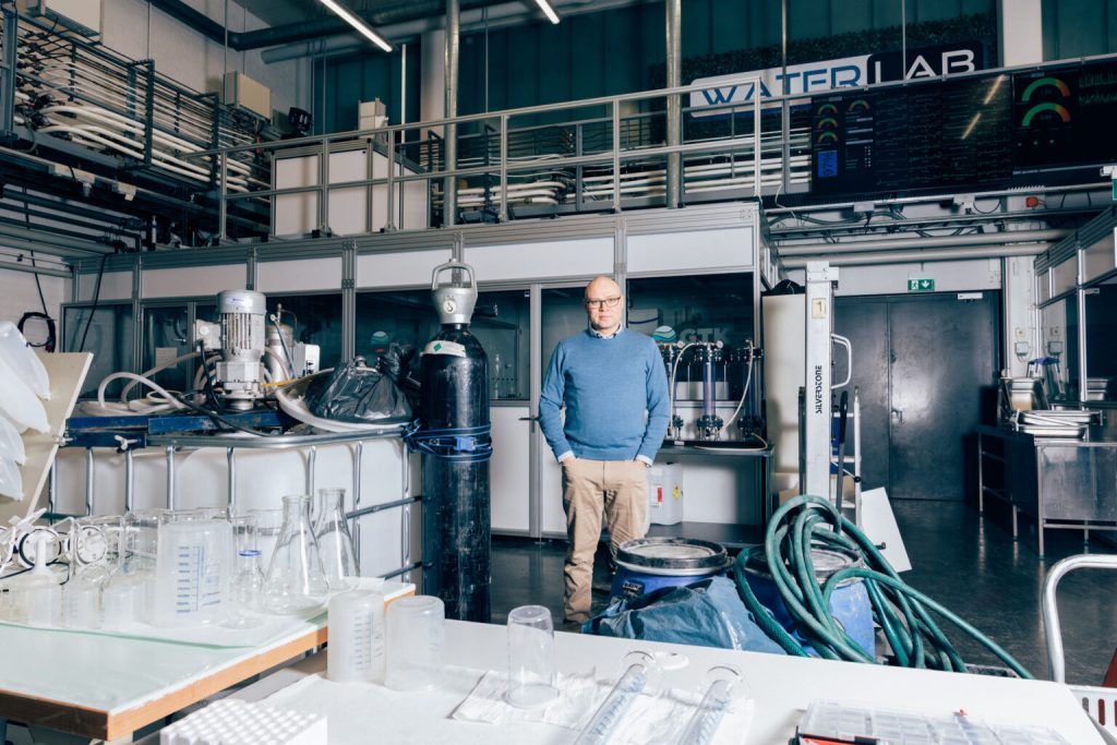 Mies vesilaboratoriossa.