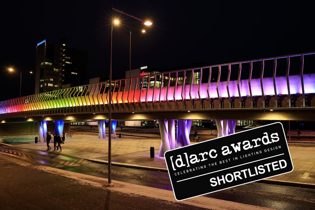 Sillan valot loistavat sateenkaarenväreissä pimeässä.